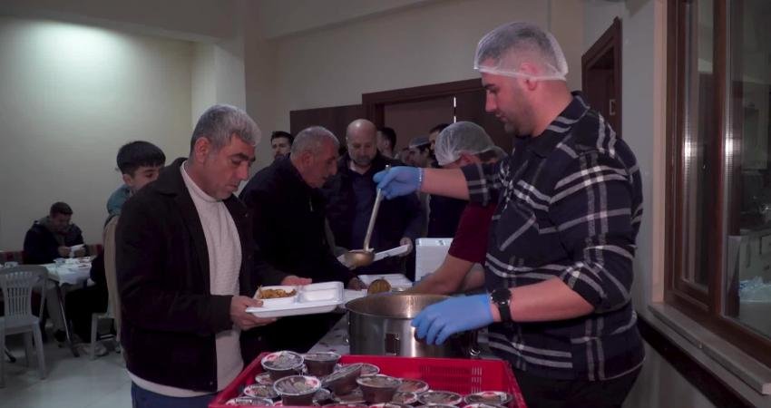 Osmangazi’de ramazan, hem sofralarda hem meydanlarda yaşanıyor Osmangazi Belediye Başkanı Erkan Aydın, Emek Mahallesi sakinleriyle iftarda bir