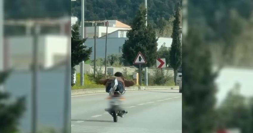 Osmaniye’de “trafiği tehlikeye atan” motosiklet sürücüsüne 128 bin 500 lira ceza kesildi Osmaniye’de motosiklet üzerinde akrobatik hareketler yapan sürücüye 128 bin 500