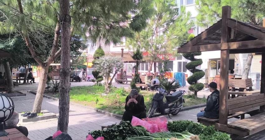 Osmaniyeli yurttaşlardan “bayram ikramiyesi” tepkisi: “Emekli ile dalga geçiyorlar” Osmaniye’nin Kadirli ilçesinde emekliler, 4 bin lira olarak ödenen bayram