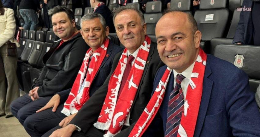 Özgür Özel, A Milli Futbol Takımı’nın Romanya ile oyandığı maçı izledi: İşte Bizim Çocuklar, işte gurur CHP Genel Başkanı Özgür Özel, A Milli Futbol Takımı'nın 2026
