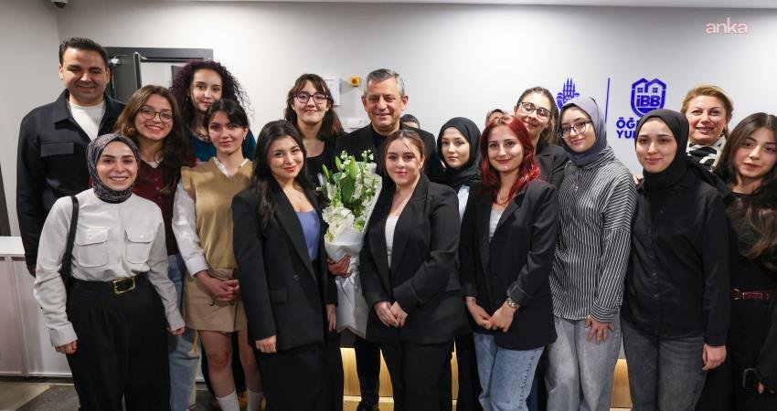 Özgür Özel, İBB Zübeyde Hanım Kız Öğrenci Yurdu’nda öğrencilerle iftar yaptı CHP Genel Başkanı Özgür Özel, İstanbul Büyükşehir Belediyesi'ne bağlı Zübeyde