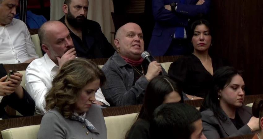 CHP Genel Başkanı Özgür Özel, "Akın Gürlek’in istifasını bekliyor musunuz?" sorusuna,