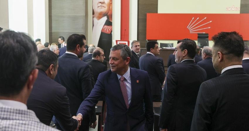 Özgür Özel, partisinin 81 il başkanıyla Ankara’da bir araya geldi CHP Genel Başkanı Özgür Özel'in başkanlığında, CHP’nin 81 il başkanı bugün