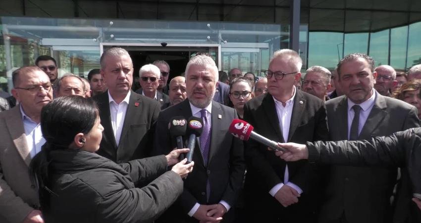 Özkan Yalım’ın gözaltına alınması… Ali Karaoba: “Bu operasyonların ne kadar siyasi amaçlı olduğunu hep birlikte görüyoruz” Uşak’ta Belediye Başkanı Özkan Yalım’ın da aralarında bulunduğu 13 kişinin