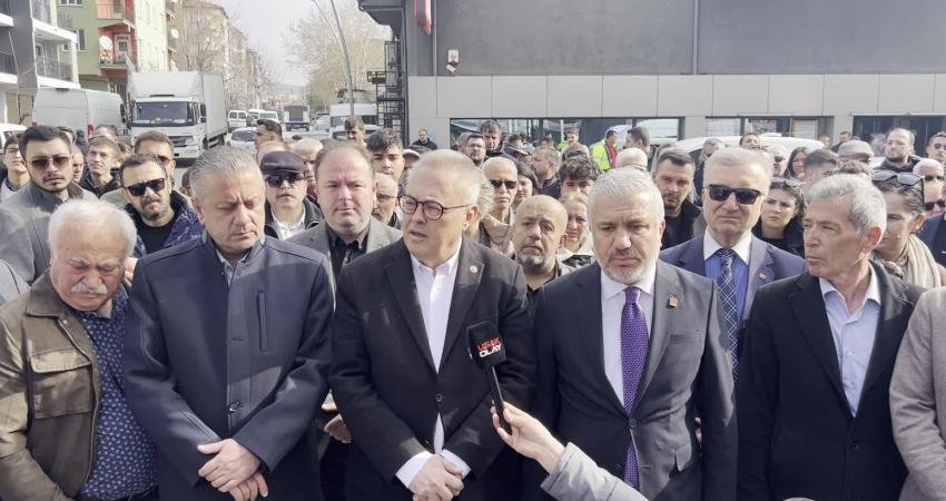 Özkan Yalım’ın gözaltına alınması… CHP Uşak Milletvekili Ali Karaoba: “Direnmeye devam edeceğiz” CHP Uşak Milletvekili Ali Karaoba, Uşak Belediye Başkanı Özkan Yalım'ın