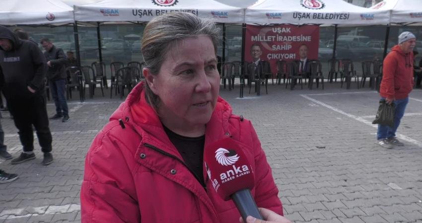 Özkan Yalım’ın gözaltına alınması… Yurttaşlar: Bu adam çalışkan olduğu için aldılar Uşak Belediye Başkanı Özkan Yalım’ın da aralarında bulunduğu 13 kişinin