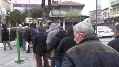 Ekonomik krizin derinleştirdiği yoksulluk, Ramazan ayında ihtiyaç sahiplerine yardım yapan