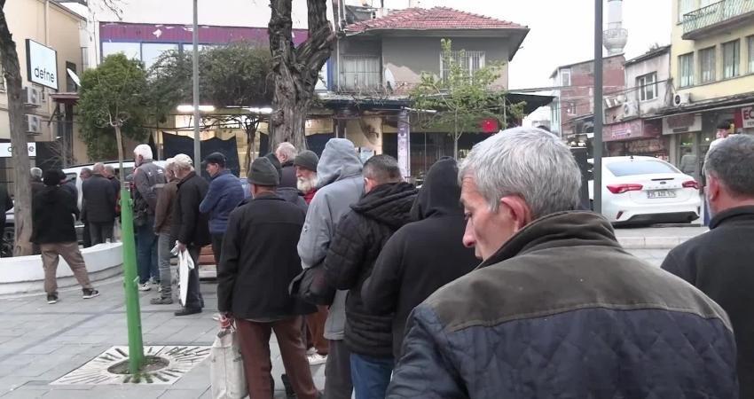 Ekonomik krizin derinleştirdiği yoksulluk, Ramazan ayında ihtiyaç sahiplerine yardım yapan