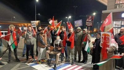 Rize’de bir grup yurttaş, İsrail’in Gazze’ye yönelik saldırılarına tepki göstermek