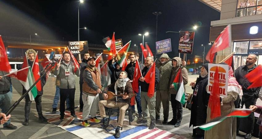 Rize’de Gazze için boykot eylemi sürüyor: “Tek silahımız boykot” Rize’de bir grup yurttaş, İsrail’in Gazze’ye yönelik saldırılarına tepki göstermek