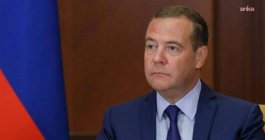Rusya Federasyonu Güvenlik Konseyi Başkan Yardımcısı Medvedev: “Trump’ın ‘rejim değişikliği’ politikaları, 3’üncü Dünya Savaşı’nı tetikleyebilir” usya Federasyonu Güvenlik Konseyi Başkan Yardımcısı Dmitri Medvedev, ABD Başkanı