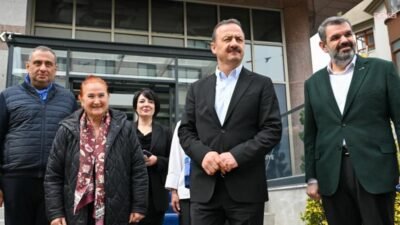 Türk halk müziği sanatçısı Sabahat Akkiraz, Anahtar Parti Genel Başkanı