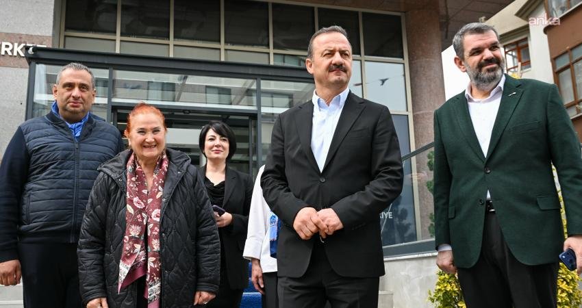 Türk halk müziği sanatçısı Sabahat Akkiraz, Anahtar Parti Genel Başkanı