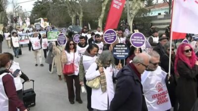 Haydarpaşa Numune Hastanesi önünde bir araya gelen sağlık emekçileri, özlük