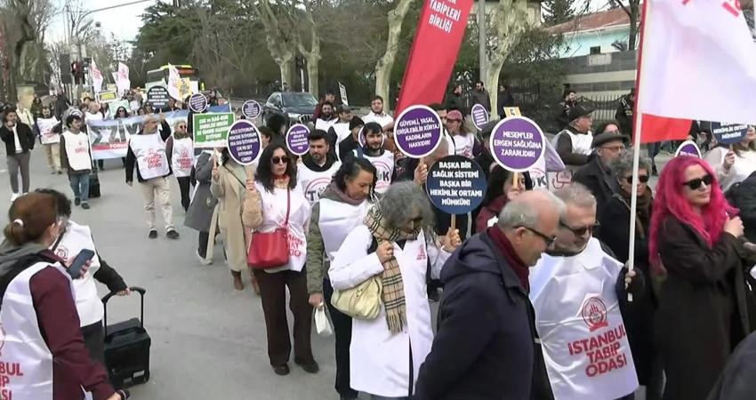 Haydarpaşa Numune Hastanesi önünde bir araya gelen sağlık emekçileri, özlük