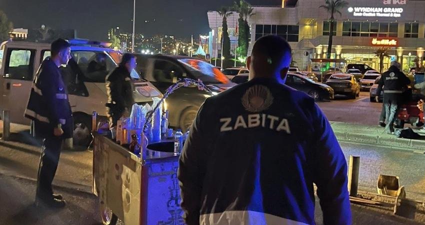 Sahil bölgelerinde sıkı denetim… İzmir’de fahiş fiyat ve izinsiz satışa geçit yok İzmir Büyükşehir Belediyesi zabıta ekipleri, Sahilevleri’nde 2 bardak çayın 300