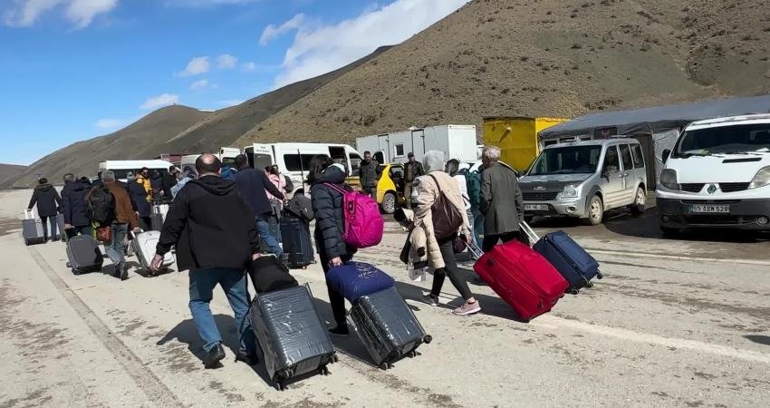 Saldırıların 17. gününde konuşan İranlılar: “İran bizim ülkemizdir ve Amerika ya da İsrail’e veremeyiz” ABD ve İsrail'in İran'a saldırıları sonrası Van'ın Saray ilçesindeki Kapıköy