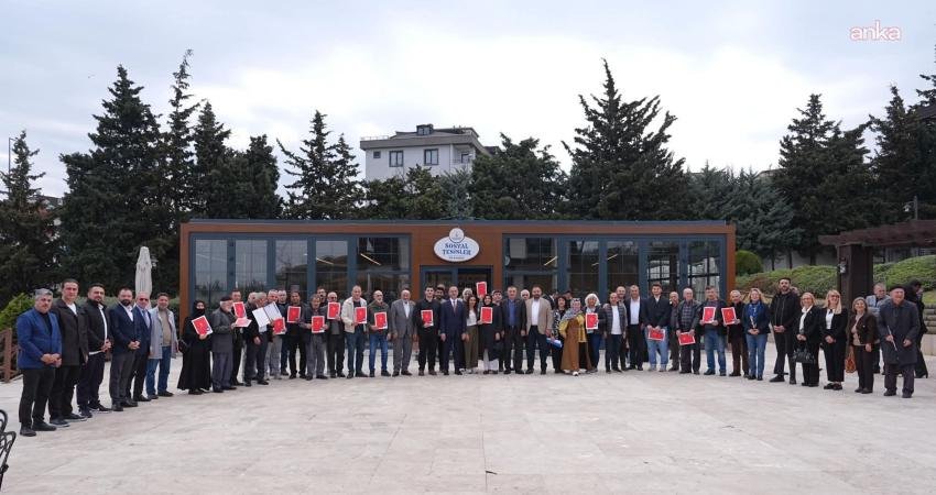 Sancaktepe’de 54 hak sahibi tapularına kavuştu Sancaktepe Belediyesi, ilçede uzun yıllardır devam eden tapu sorunlarını çözüme