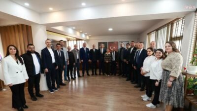 Şehzadeler Belediye Başkanı Hakan Şimşek, belediye personeli ile bayramlaştı. Bayramların