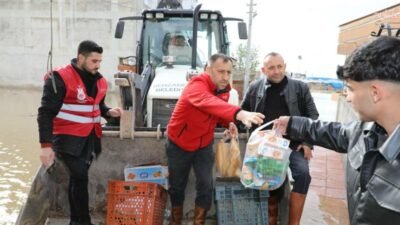 Şehzadeler Belediyesi ekipleri, şiddetli yağışın ardından taşkın yaşanan Akpınar Mahallesi’nde