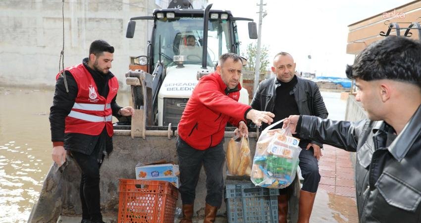 Şehzadeler Belediyesi’nden taşkın nedeniyle evlerinde mahsur kalan vatandaşlara destek Şehzadeler Belediyesi ekipleri, şiddetli yağışın ardından taşkın yaşanan Akpınar Mahallesi’nde