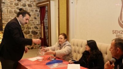 Şehzadeler ilçesinde salı günleri kurulan pazar yerine yönelik yeni düzenleme