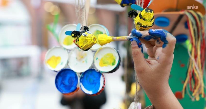 Şehzadeler’de toplanan atıklar, atık ağacına dönüştü Şehzadeler Belediyesi tarafından yürütülen "Tarzan’ın Kenti Projesi" kapsamında düzenlenen etkinlikte,