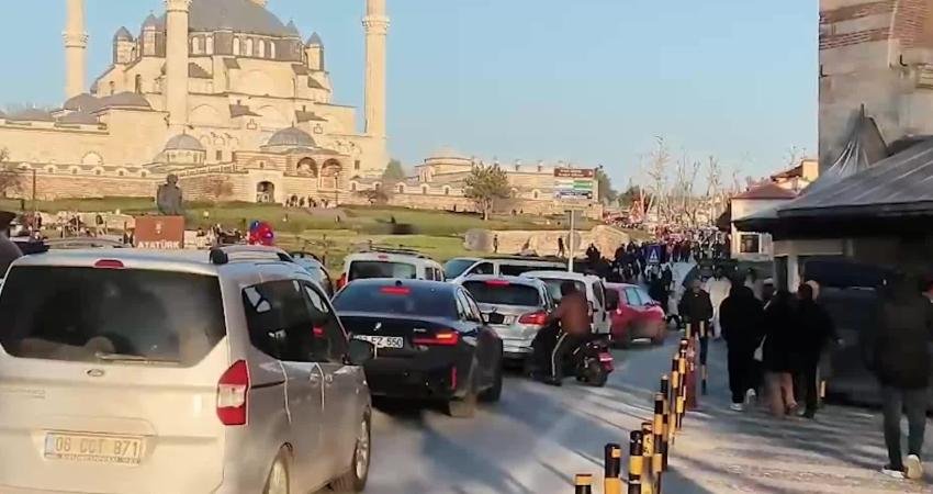 Selimiye Camisi açıldı, esnafın yüzü güldü Edirne’de 4 yıl sonra restorasyonu tamamlanan Selimiye Camisi’nin ramazan ayında