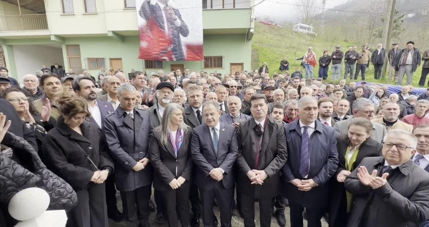 Sibel Suiçmez’den, İmamoğlu pankartının kaldırılmasına tepki: Siz kimsiniz? Haddinizi bilin CHP Trabzon Milletvekili Sibel Suiçmez, Ekrem İmamoğlu'nun köyünde düzenlenen bayramlaşma