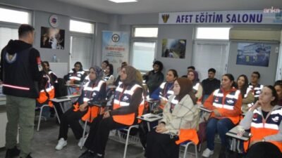 Silivri Arama Kurtarma ekiplerinden üniversite öğrencilerine eğitim Silivri Arama Kurtarma (SAK) ekipleri, Rumeli Üniversitesi öğrencilerine “Destek AFAD