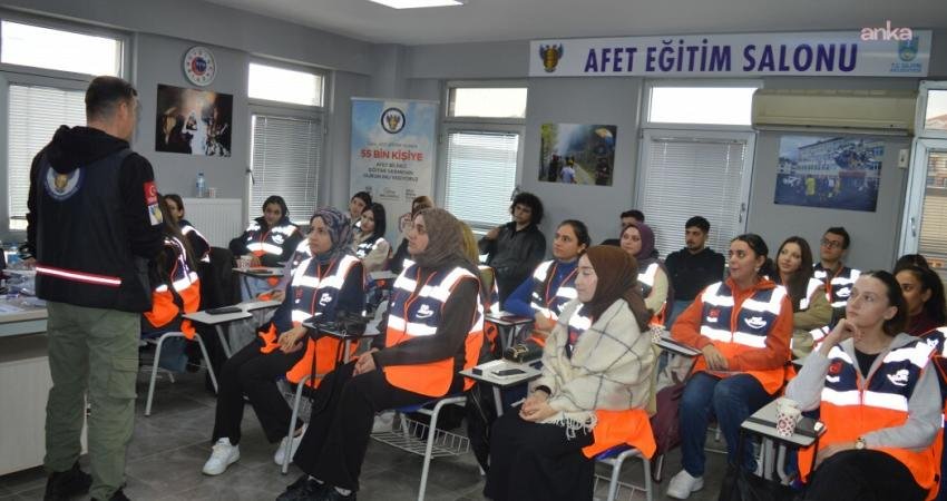 Silivri Arama Kurtarma ekiplerinden üniversite öğrencilerine eğitim Silivri Arama Kurtarma (SAK) ekipleri, Rumeli Üniversitesi öğrencilerine “Destek AFAD