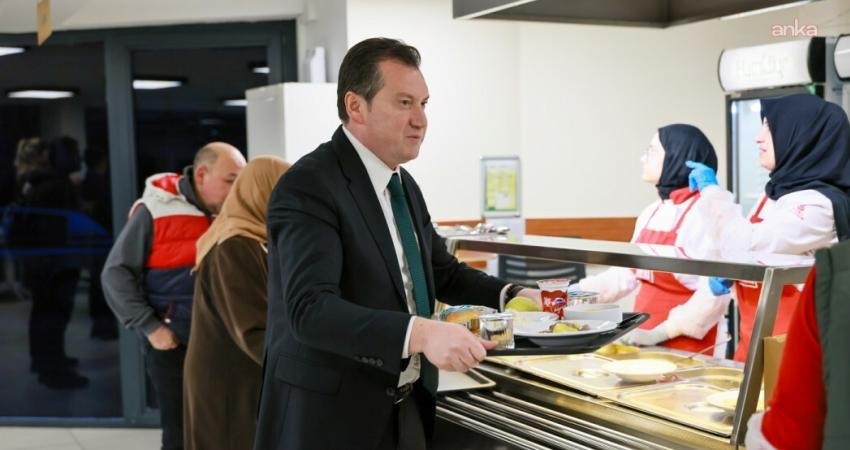 Silivri Belediye Başkanı Balcıoğlu, Kent Lokantası’nda vatandaşlarla bir araya geldi Silivri Belediye Başkanı Bora Balcıoğlu ve eşi Hayriye Sena Balcıoğlu,