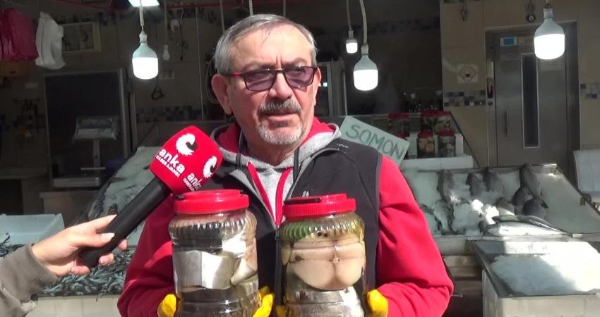 Sinop’ta 2 kilogramı bulan kavanozlarda hazırlanan lakerdalar 3 bin liradan satışa sunuluyor Sinop’ta taze palamutlardan hazırlanan, 2 kilogramlık kavanozlarda salamura edilen lakerdalar