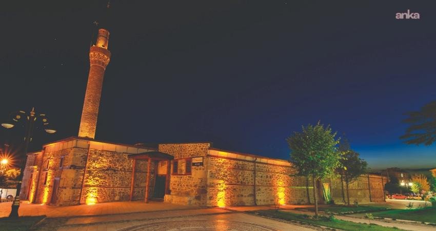 Sivrihisar Ulu Cami’de restorasyon çalışmaları başlıyor Sivrihisar Belediye Başkanı Habil Dökmeci, Ulu Cami’de restorasyon çalışmaları başlatılacağını belirterek,