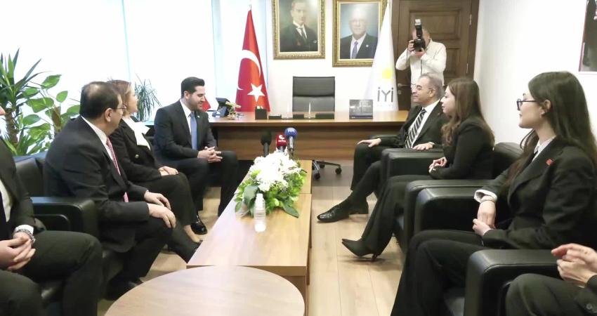 Siyasi partiler arası bayramlaşma… CHP’li Özcan: “Memleketi daha bereketli, huzurlu, yaşanabilir bir yere getirmek için kardeşlik ruhuna ihtiyaç var” Ramazan Bayramı dolayısıyla siyasi partiler arası bayramlaşma kapsamında, CHP heyeti,