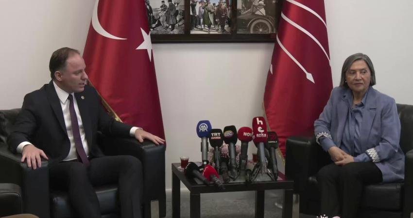 Siyasi partiler arası bayramlaşma… DEM Partili Yüksel Mutlu: “Umuyoruz ki Sayın İmamoğlu en kısa zamanda özgürlüğüne kavuşsun” Siyasi partiler arası bayramlaşma ziyareti kapsamında DEM Parti heyeti, CHP’yi