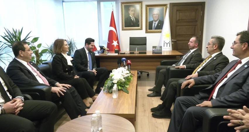 Siyasi partiler arası bayramlaşma… DSP, BTP ve Yeniden Refah Partisi heyetleri, İYİ Parti’yi ziyaret etti Ramazan Bayramı dolayısıyla, Demokratik Sol Parti (DSP), Bağımsız Türkiye Partisi
