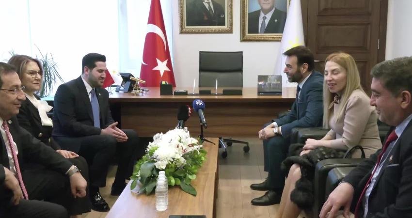 Siyasi partiler arası bayramlaşma… İYİ Parti’ye; Milli Yol Partisi, Zafer Partisi ve Gelecek Partisi’nden bayram ziyareti Ramazan Bayramı dolayısıyla Milli Yol Partisi, Zafer Partisi ve Gelecek