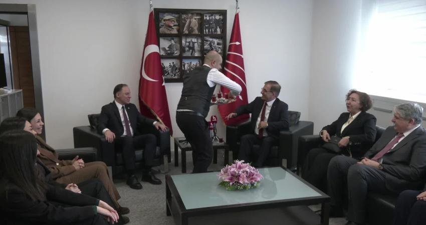 Siyasi partiler arası bayramlaşma… Saadet Partisi ve Anahtar Parti heyetleri, CHP ile bayramlaştı Ramazan Bayramı dolayısıyla Saadet Partisi ve Anahtar Parti heyetleri CHP’yi