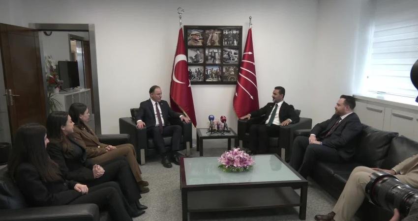 Siyasi partiler arası bayramlaşma… Yeniden Refah Partisi ve Zafer Partisi heyetleri CHP ile bayramlaştı Ramazan Bayramı dolayısıyla Yeniden Refah Partisi ve Zafer Partisi heyetleri