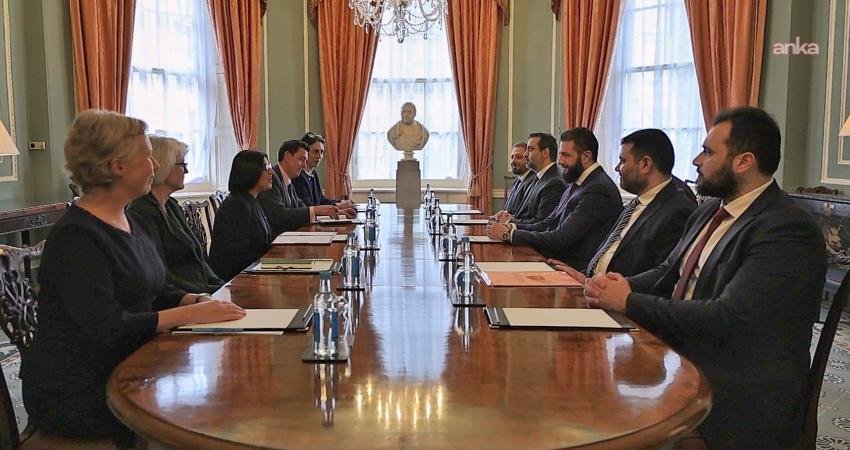 Suriye geçici Cumhurbaşkanı Şara, İngiltere İçişleri Bakanı ile görüştü Suriye geçici Cumhurbaşkanı Ahmed el-Şara ve beraberindeki heyet İngiltere İçişleri