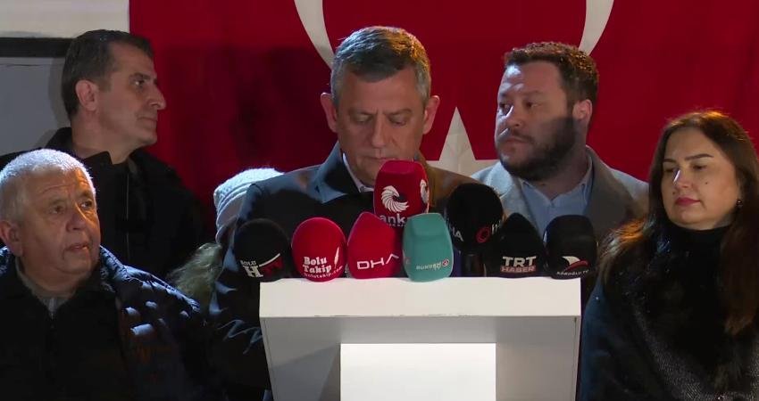 Tanju Özcan’ın gözaltına alınması…Özgür Özel, Bolu’da: “Tanju’nun yaptığı utanılacak değil, övünülecek bir iştir” CHP Genel Başkanı Özgür Özel, Bolu İl Jandarma Komutanlığı önünde