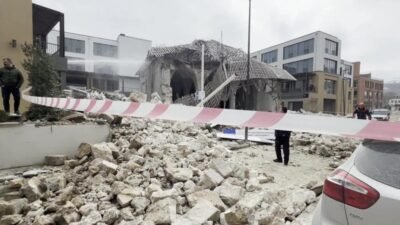 Malatya’da restorasyon çalışmaları süren tarihi Çınarlı Camisi’nde duvar çökmesi sonucu