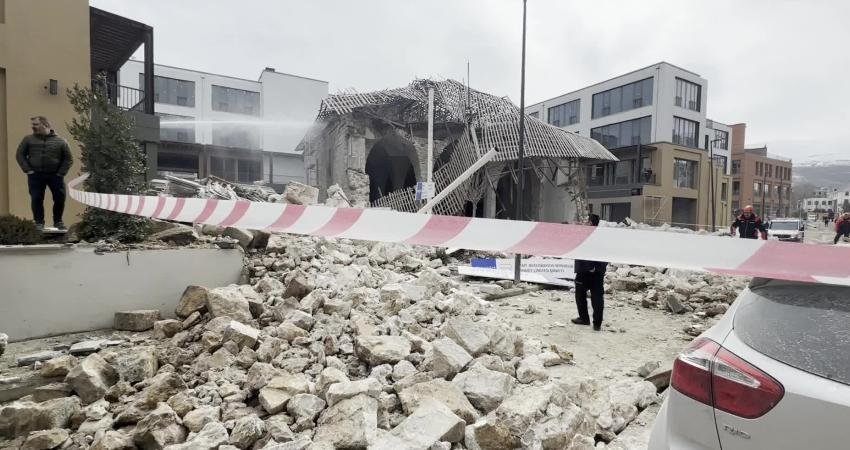Malatya’da restorasyon çalışmaları süren tarihi Çınarlı Camisi’nde duvar çökmesi sonucu