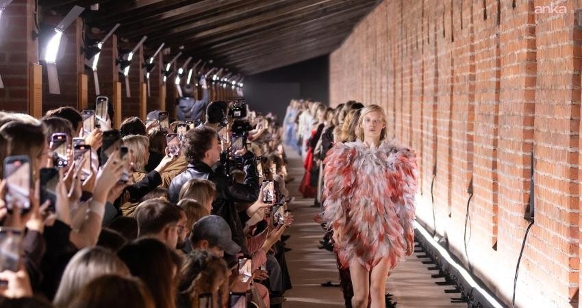 Türk tasarımcı Emre Erdemoğlu, 14-19 Mart 2026 tarihlerinde 200’den fazla