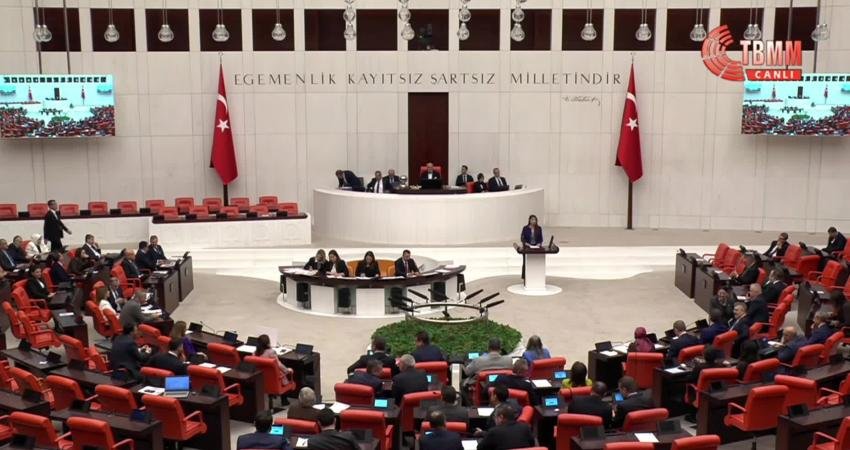 DEM Parti’nin kadın cinayetlerine yönelik araştırma önerisi AK Parti ve MHP oylarıyla reddedildi TBMM Genel Kurulu'nda DEM Parti'nin kadın cinayetlerinde yaşanan eril yargı pratiğinin
