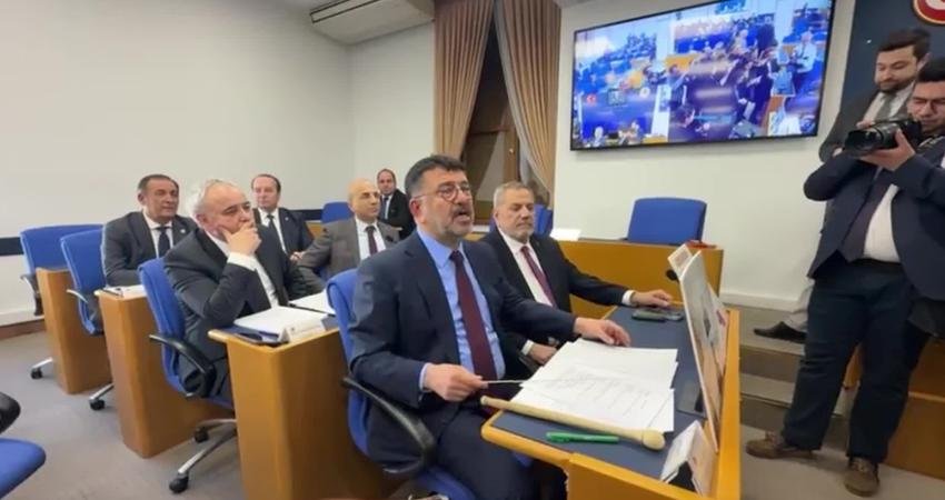 TBMM Plan ve Bütçe Komisyonu… Veli Ağbaba’dan “davullu” protesto: Lütfen emeklinin sesini duyun CHP Grup Sözcüsü Veli Ağbaba, TBMM Plan ve Bütçe Komisyonu'nda