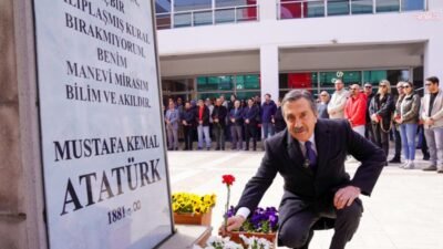 Tepebaşı Belediye Başkanı Ahmet Ataç, belediye personeli ile bir araya