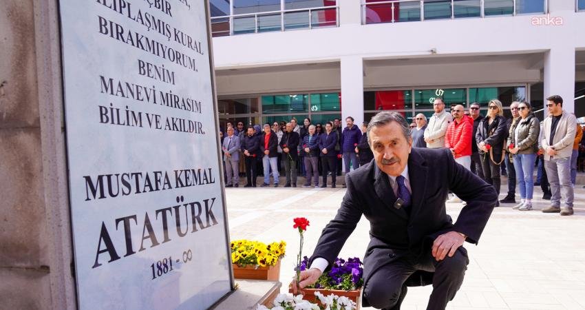 Tepebaşı Belediye Başkanı Ahmet Ataç, belediye personeli ile bir araya