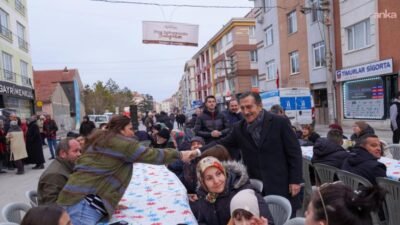 Tepebaşı Belediyesi’nin geleneksel hale getirdiği sokak iftarlarının bu defaki durağı,